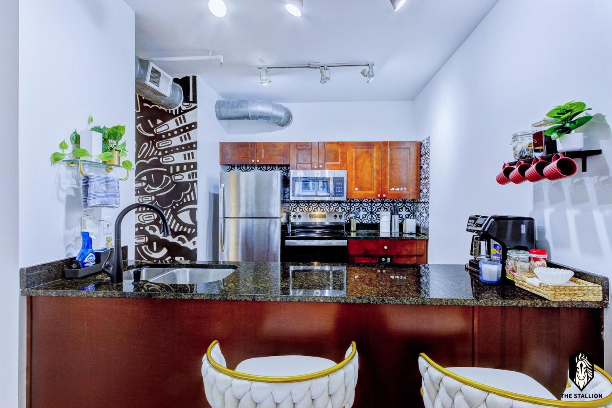 Apartamento The Stallion #208 - Walk To Attractions - Modern Luxe Loft In Downtown With Free Covered Gated Parking