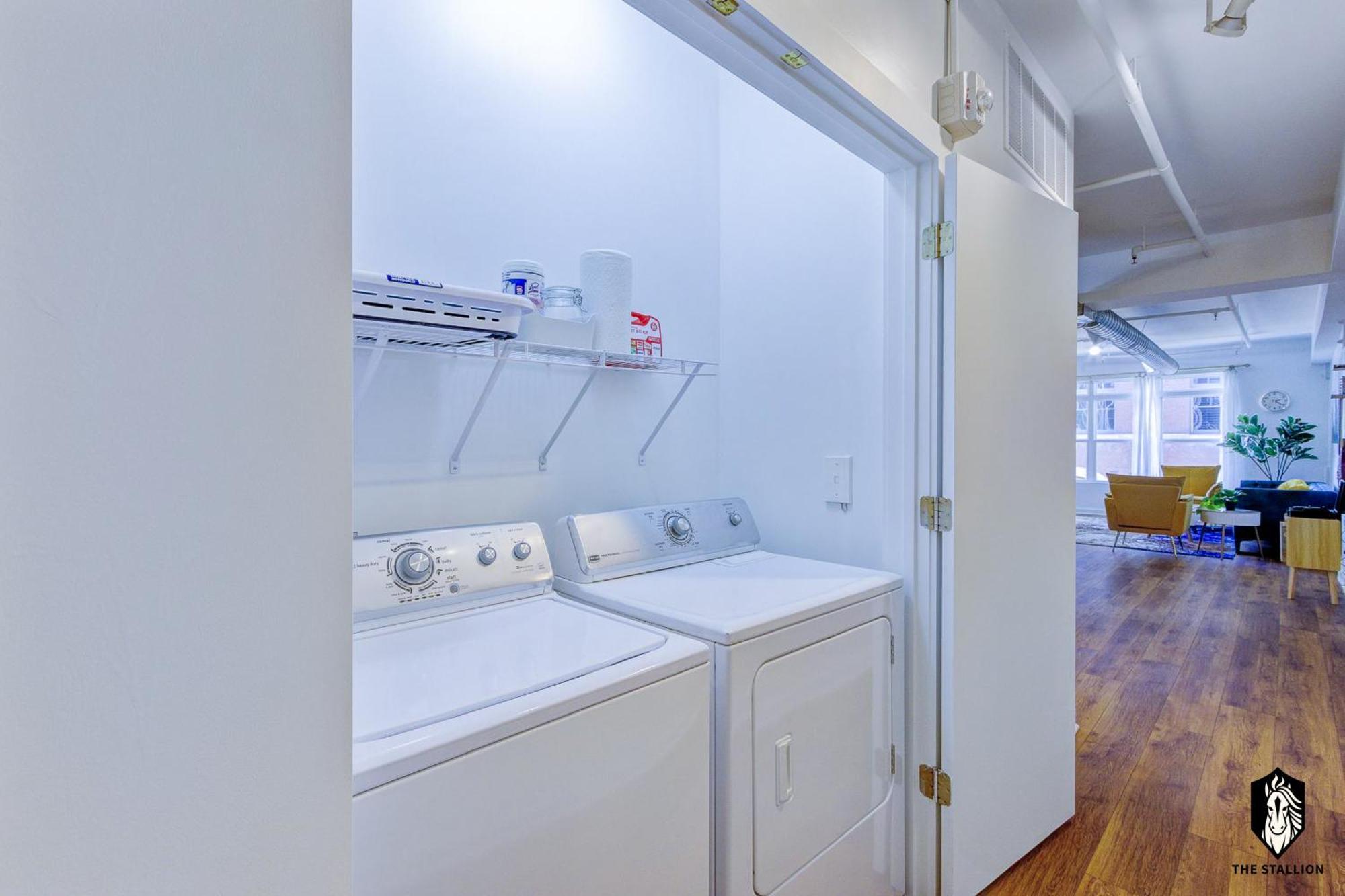 Apartamento The Stallion #208 - Walk To Attractions - Modern Luxe Loft In Downtown With Free Covered Gated Parking *